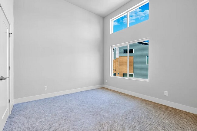 Building Photo - Modern 3 beds/ 2.5 bath townhouse in Kenmore!