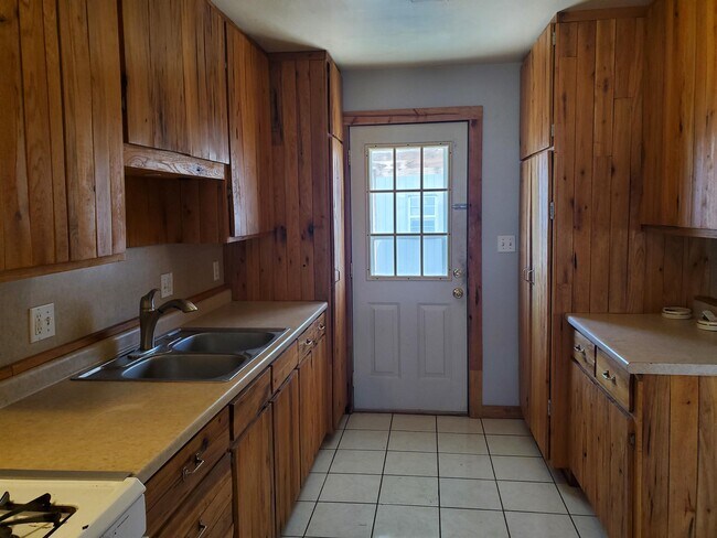 Building Photo - 2553 Everitt Dr