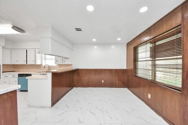 Building Photo - 9131 Rentur Dr