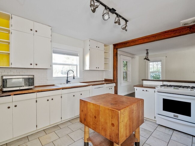Building Photo - Adorable, fully updated 1-bdr/1-bath Milwa...