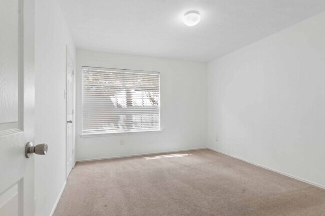 Building Photo - 10418 Iris Lake Ct