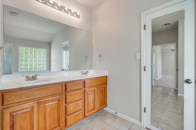 Building Photo - 4029 Lake Edge Way
