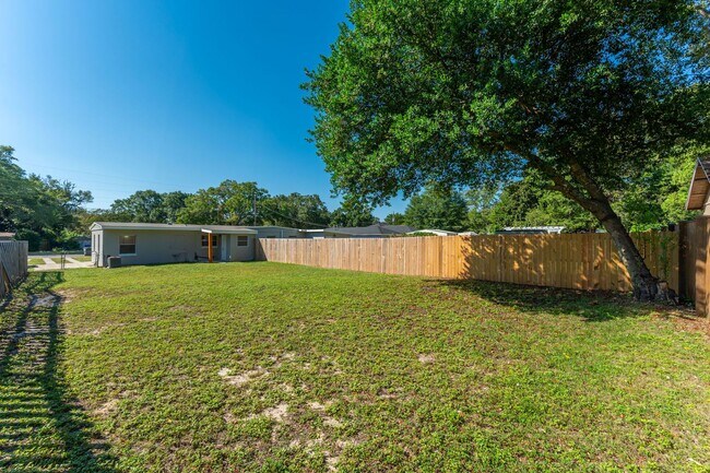 Building Photo - Updated Duplex with Large Yard!