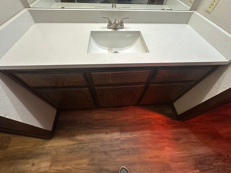 Master vanity - 6107 Gaelic Glen Dr