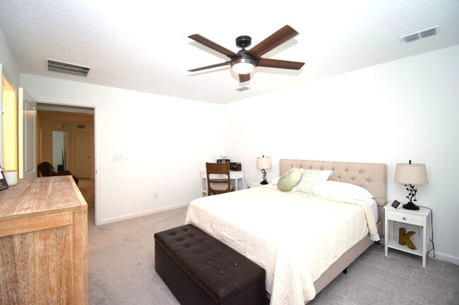 Building Photo - Spacious 3-bedroom, 2.5-bath townhome