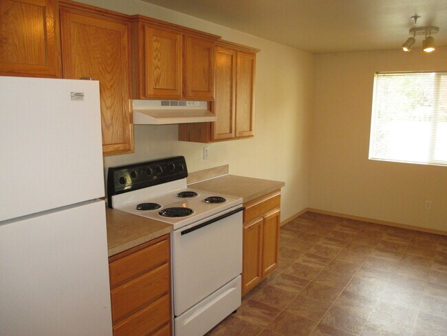 Building Photo - Two Bedroom Apartment in South Salem