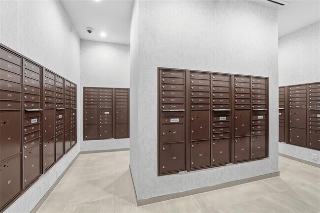 Building Photo - 400 Central Ave