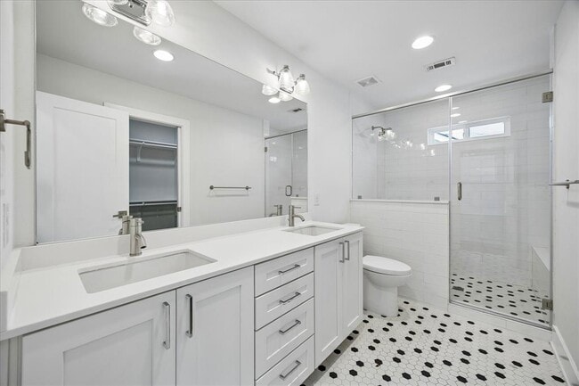 Building Photo - 610 W 33rd St