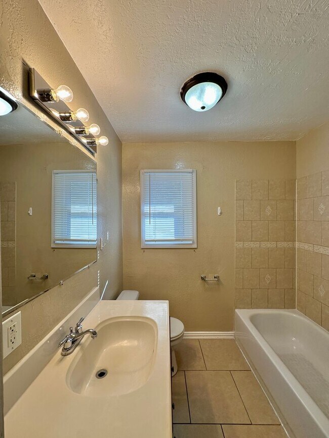 Building Photo - 4 Bedroom