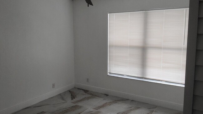 Building Photo - 1523 Lake Crystal Dr