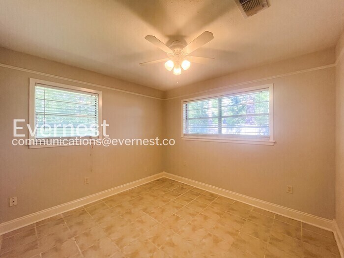 Building Photo - 114 Rollingwood Dr