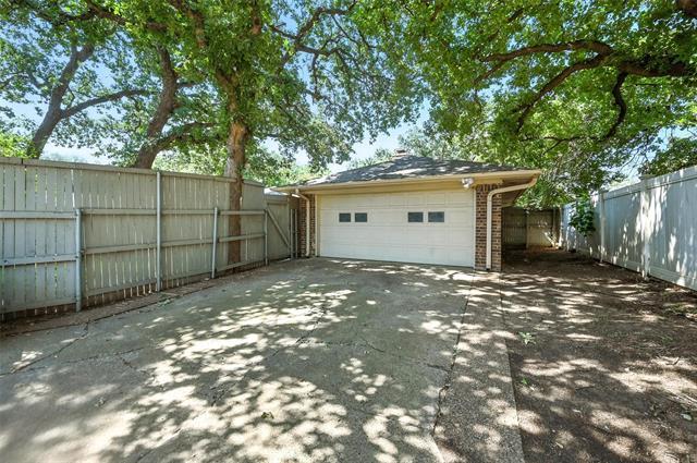 Building Photo - 1203 River Oaks Dr