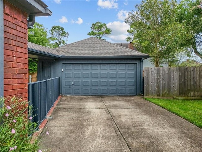 Building Photo - 2105 Murfield Dr
