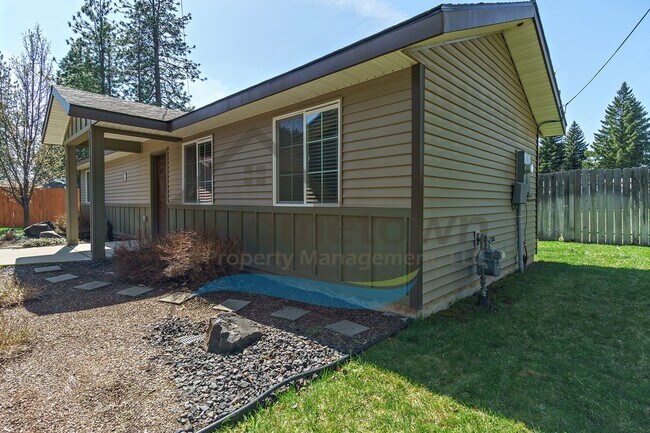 Building Photo - 2 Bedroom 1 Bath Home with Off-Street Parking Available in Coeur d'Alene!