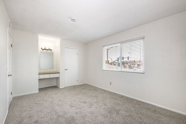 Building Photo - Santee Townhome Two Weeks FREE  2/1 Prime Location