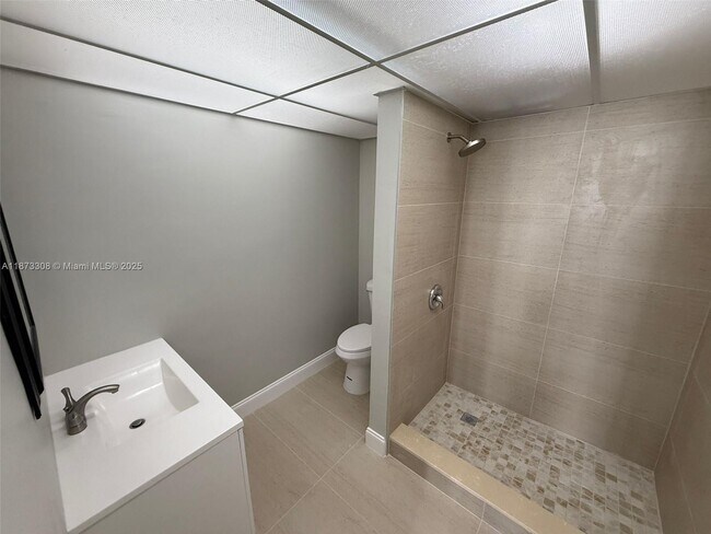 Building Photo - 10000 NW 80th Ct