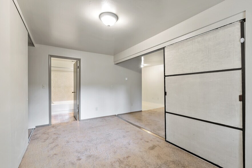 Building Photo - 5515 15th Ave NE