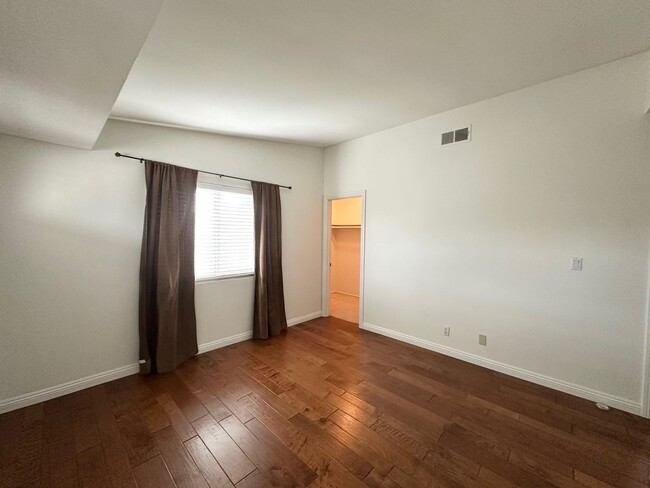 Building Photo - Spacious Townhome with Inviting Large Pati...