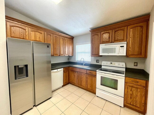 Building Photo - 3/2 ALAFAYA WOODS ADORABLE HOME in OVIEDO!