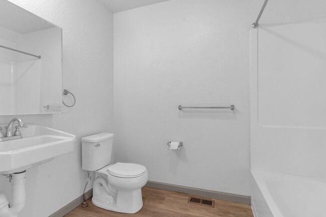 Building Photo - Townhome 3Bed 2Bath - Long Realty and Property Reality