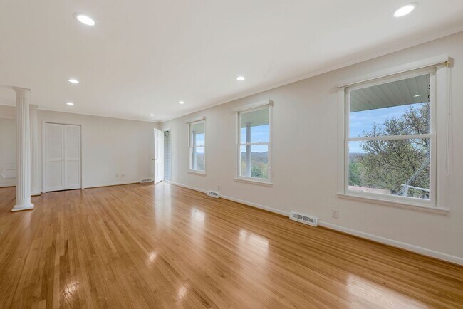 Building Photo - Awesome 3BE/2BA ranch style home in the We...