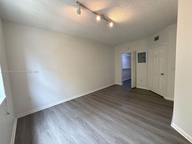 Building Photo - 17100 N Bay Rd