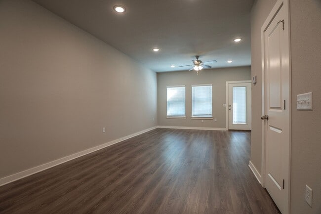 Building Photo - 2 bedroom 2.5 bath Home In Fayetteville!