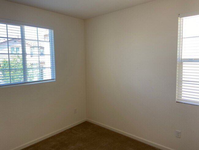 Building Photo - Close to Folsom High School! - 3 Bdrm, 2.5 bath