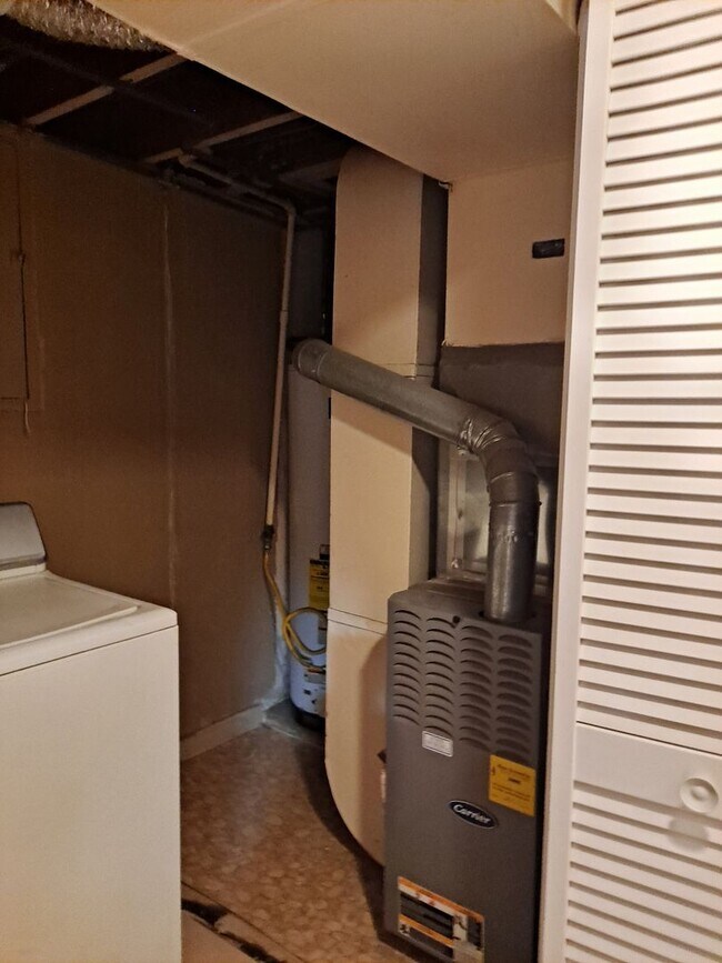 Building Photo - ALL PROSPECTIVE TENANTS MUST SUBMIT A $58 ...