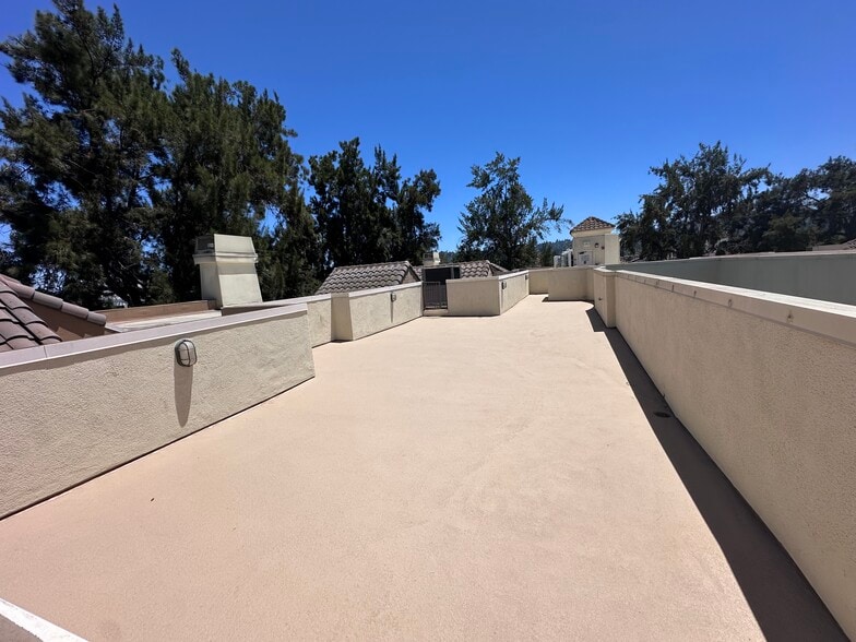 Rooftop Patio Space - 4601 Coldwater Canyon Ave