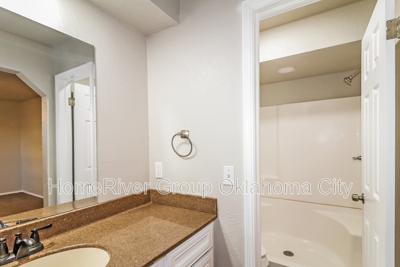 Building Photo - 1720 Ridgeway Dr