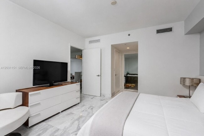 Building Photo - 495 Brickell Ave