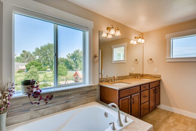 Building Photo - Spacious 5 BDR Family Home in Niwot