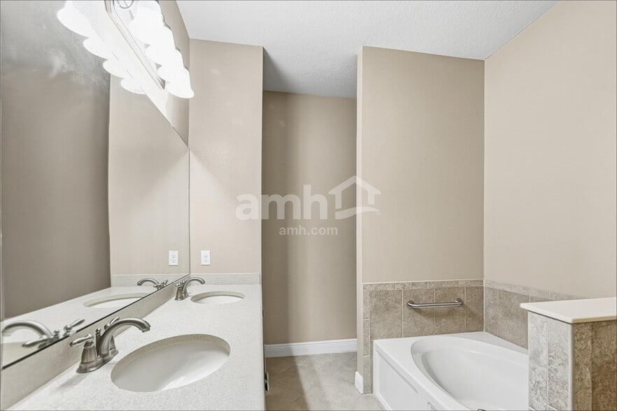 Building Photo - 30113 Saddlebred Ln