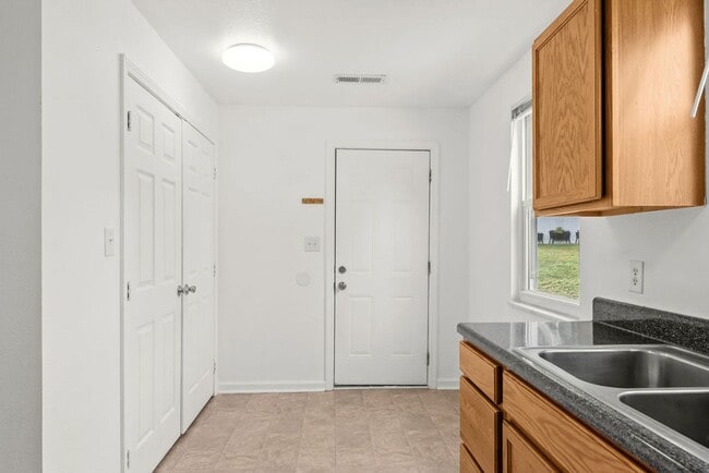 Building Photo - Newly Renovated Alcoa Cottage!!