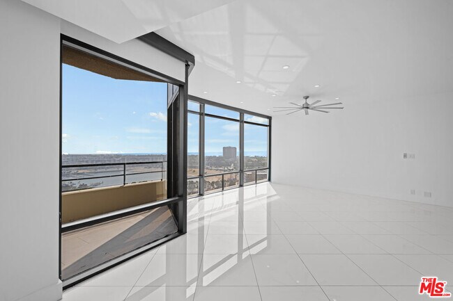 Building Photo - 4267 Marina City Dr