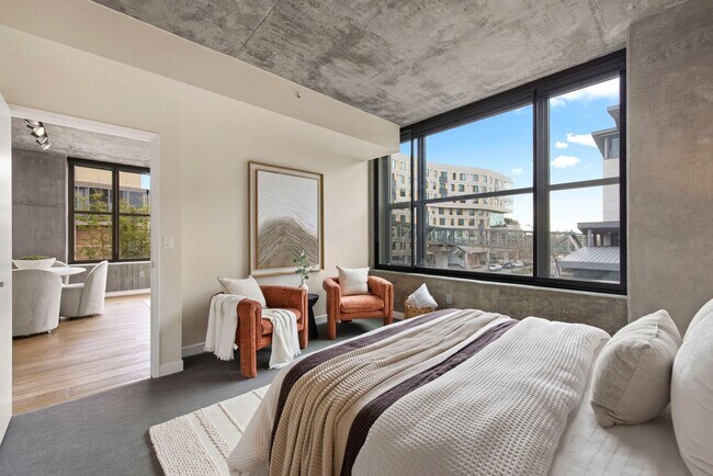 Building Photo - 2 Bed/2 Bath Luxury Condo at The Bond