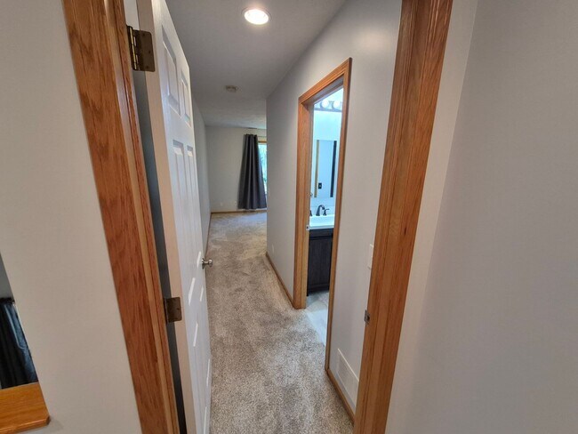 Building Photo - Townhome overlooking Park w/ Laundry & Att...
