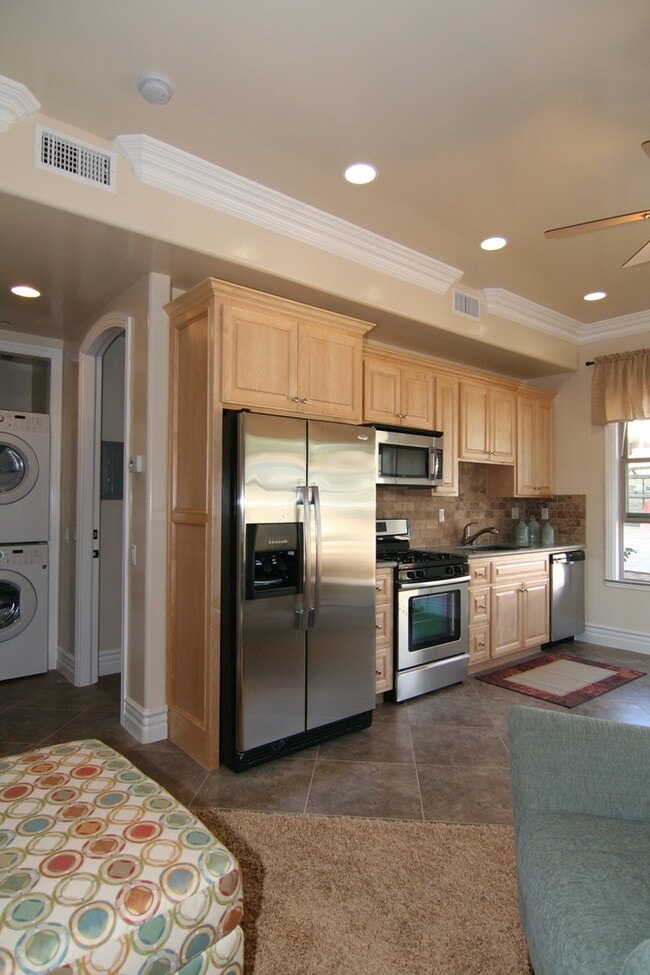 Building Photo - Charming 1 Bed / 1 Bath Duplex Close To Ca...