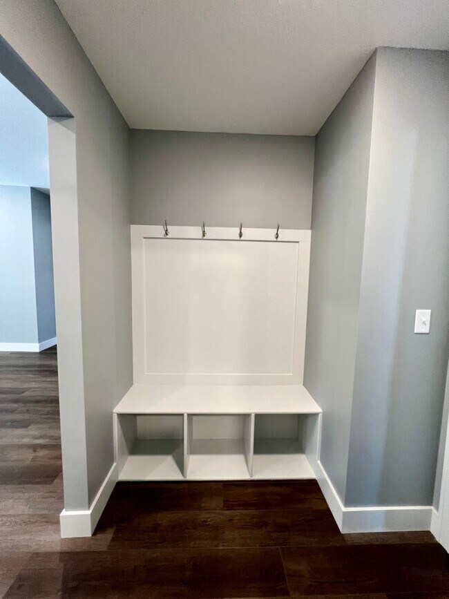 Building Photo - Modern 3 Bedroom Duplex in Irvine Acres!