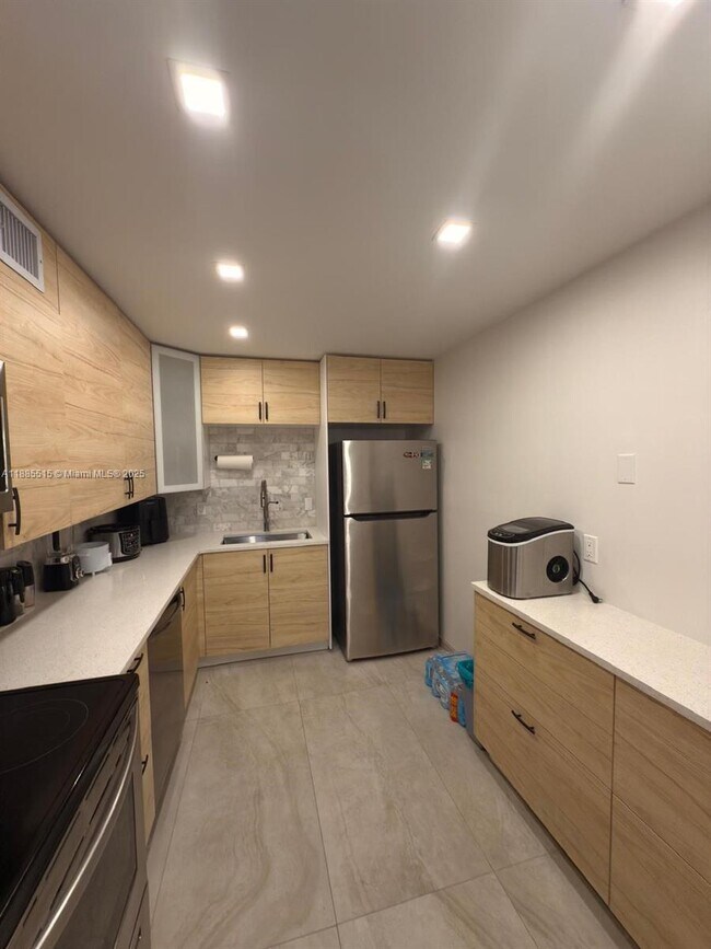 Building Photo - 3113 S Ocean Dr