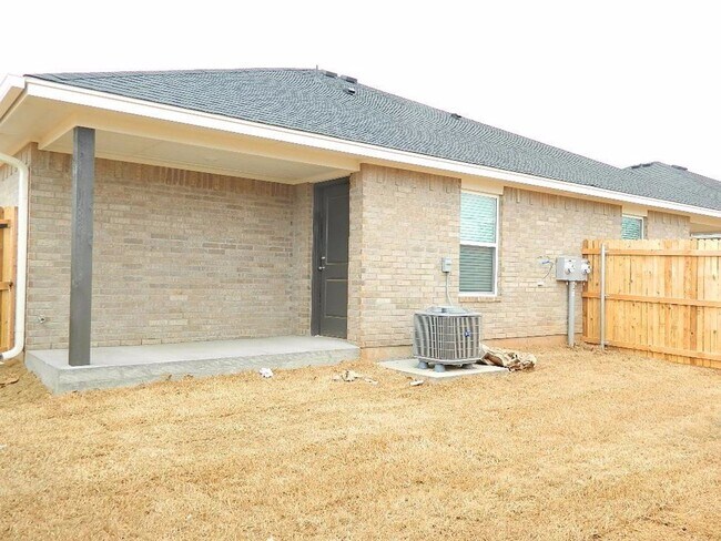 Building Photo - 2 Bedroom 2 Bath Duplex Near Tinker AFB