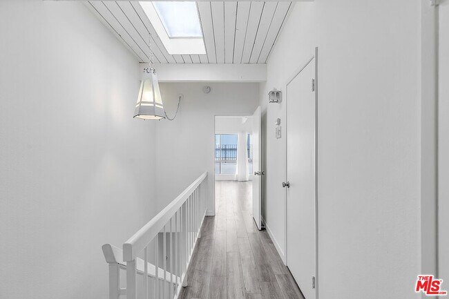 Building Photo - 5447 Zelzah Ave