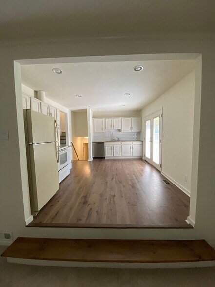 Open kitchen and opens to deck & backyard - 114 Woodglen Dr