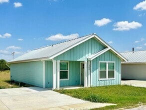Building Photo - Charming Country Living with Modern Comforts!