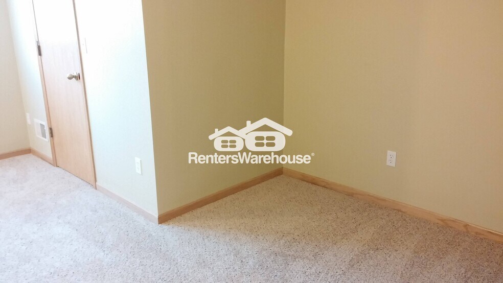 Building Photo - 127 S Cedar St