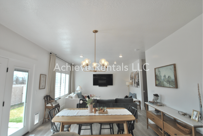 Building Photo - 206 E 520 N