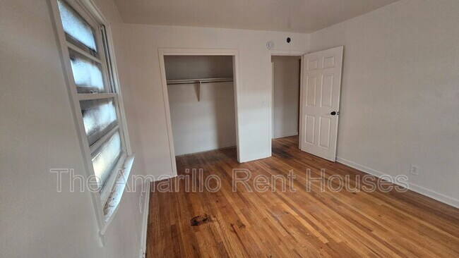 Building Photo - 3300 Fleetwood Dr