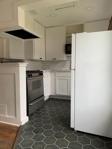 Kitchen - 6310 Greenbriar Dr