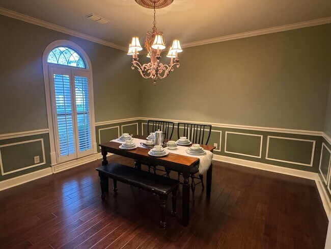 Building Photo - Towne Lake Home